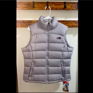 The North Face Size LARGE Relaxed Fit Puffer Vest in Metallic Silver & Purple